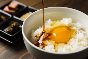 With smoked soy sauce! Rice with egg